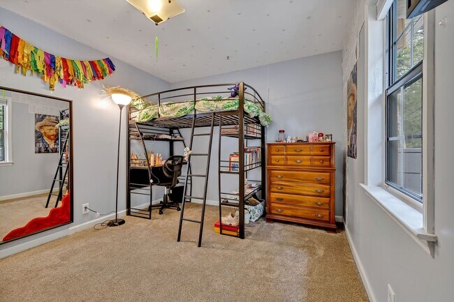 Building Photo - 3 bedroom/2 bathroom Home