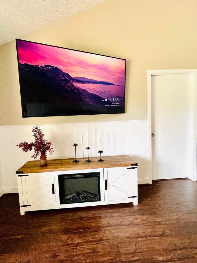 TV, furniture and other furnishings.. - 718 E Lambuth Ln