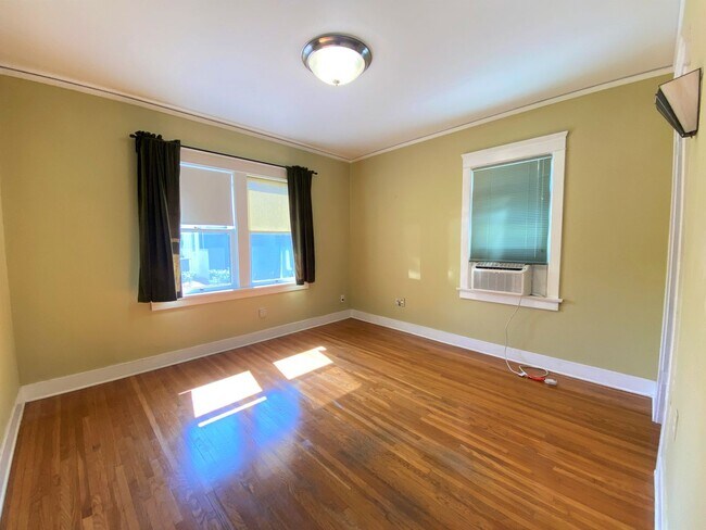 Building Photo - CHARMING! BACKYARD OASIS! REAL HARDWOOD FLOORS! FULL SIZED WASHER/DRYER! OFF OF ADAMS AVE!