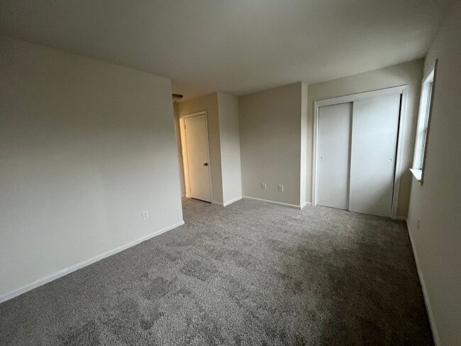 Building Photo - 3 bedroom Townhouse - Northampton School District