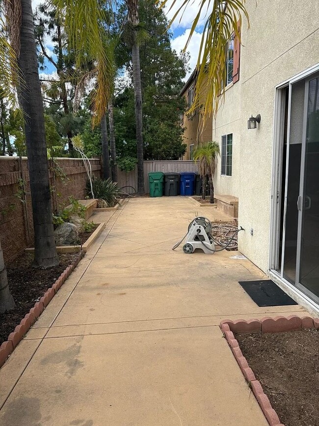 Building Photo - Newer 4bed 2.5 bath House