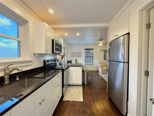 Building Photo - 222 NE 1st Ave