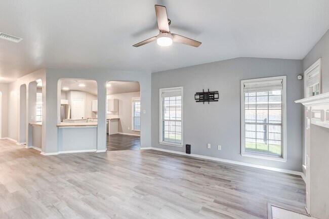 Building Photo - 113 W Deer Horn Pass