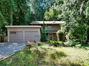 Building Photo - 4 Bed 2.5 Bath Single-Family House at the ...