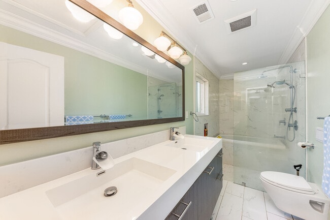 Building Photo - 685 Comet Dr
