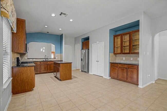 Building Photo - 623 W Newport Bend