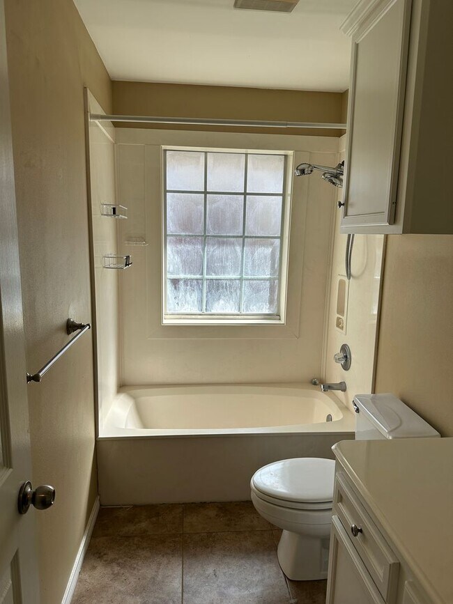 Building Photo - College Station -3 bedroom/2 bath - Fenced in back yard and House is in an EXCELLENT LOCATION