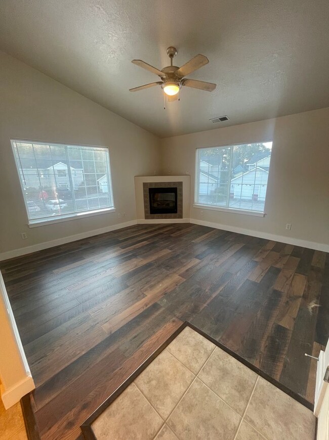 Building Photo - **MOVE IN SPECIAL**Convieniently located c...