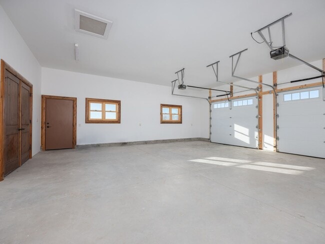 Building Photo - Spacious & Elegant 3-Bedroom Home – Flexib...