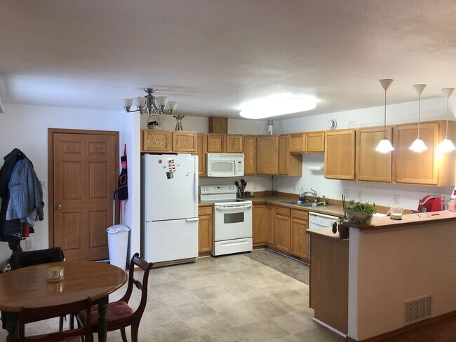 Building Photo - 711 B St