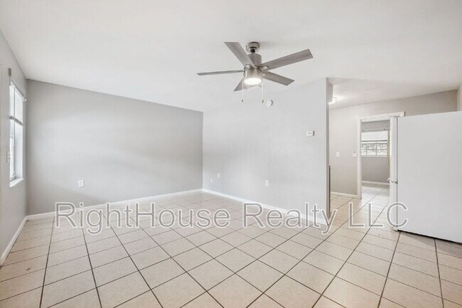 Building Photo - 907 Center Ave