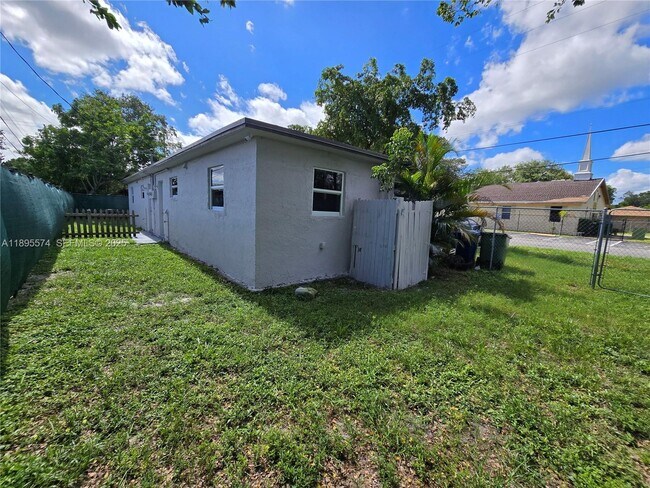 Building Photo - 716 NW 14th Way