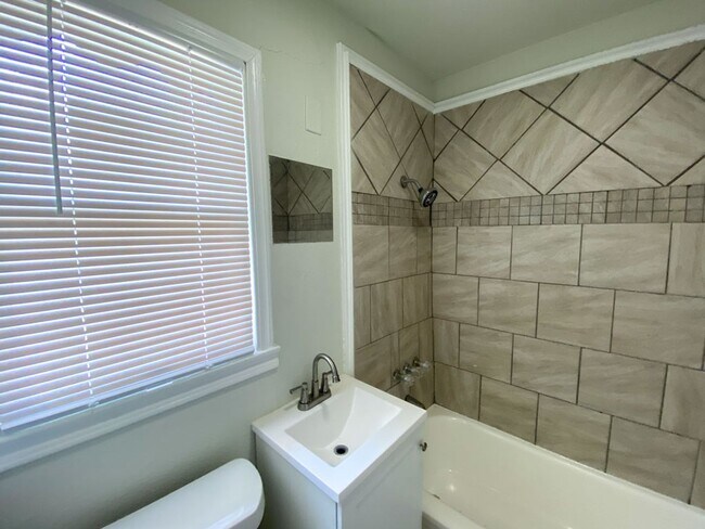 Building Photo - 3BED/2BATH HOUSE FOR RENT AVAILABLE NOW! *...