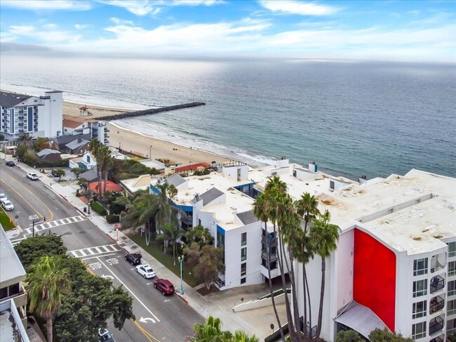 Building Photo - 575 Esplanade