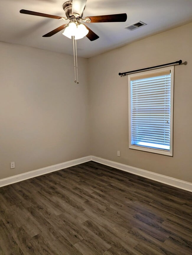 Building Photo - *Rent Special* 3 bedroom 2 bath home on the northside of town!