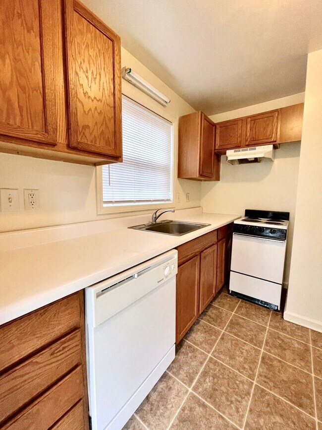 Building Photo - One-Bedroom, One Bath Townhouse at Spring Garden/Lindell Duplex