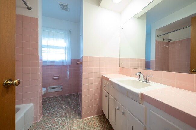 Building Photo - 9424 Thomas Rd