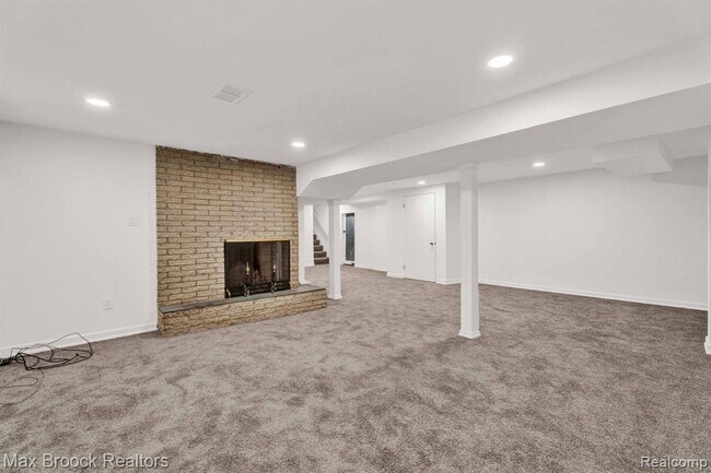 Building Photo - 7011 White Pine Dr