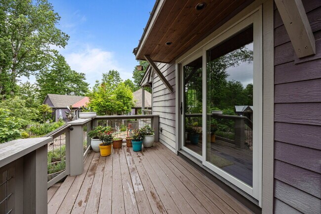 Building Photo - Charming Furnished Estate with Full-Servic...