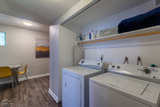 Building Photo - Charming Garden Level 2-Bedroom in Denver