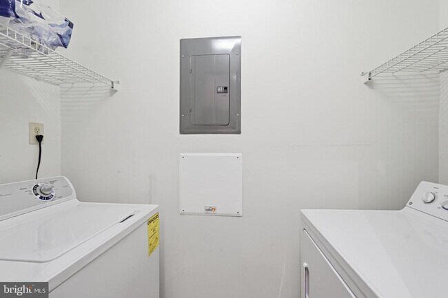 Building Photo - 309 Holland Ln