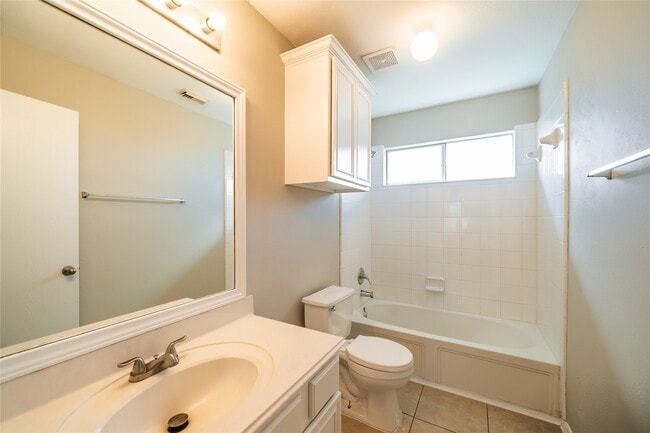 Building Photo - 930 Lancaster Lake Dr