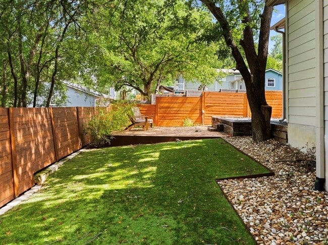 Building Photo - 1609 J J Seabrook Dr