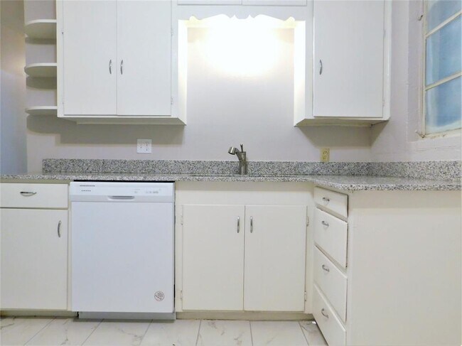 Building Photo - 805 Emery St