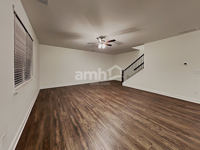 Building Photo - 5285 Valley Dr