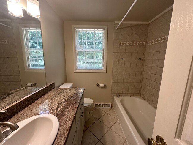 Building Photo - 4 bedroom home in Lowell Schools!