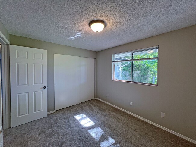 Building Photo - Charming Immaculate Three Bedroom Rambler in Tacoma