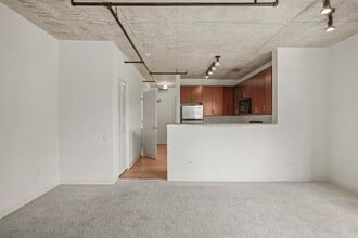 Building Photo - 642 S Clark St