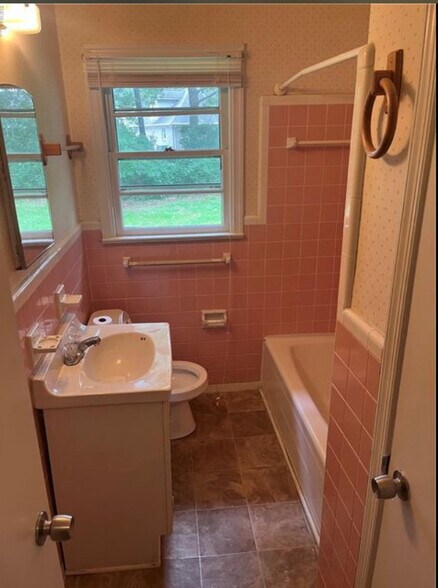 Building Photo - 229 Bridgeview Cir