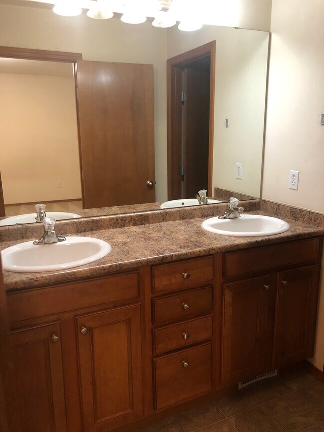 Building Photo - Huntington Duplex