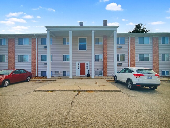 Primary Photo - Two Bedroom - 1 Bath 2 Blocks from Lake Ma...