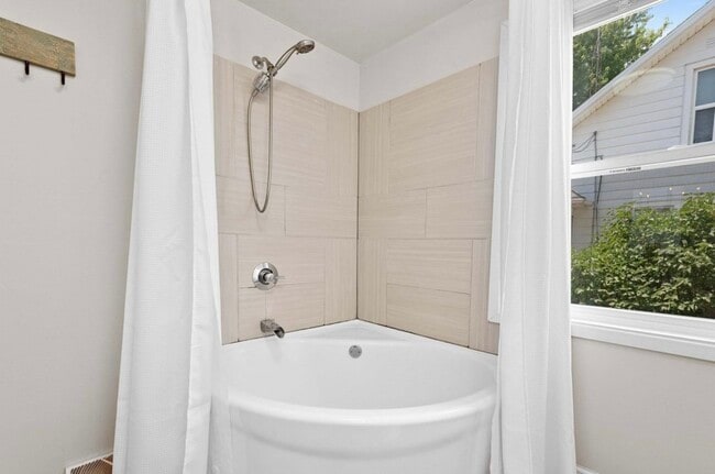 Building Photo - 532 W 5th Ave