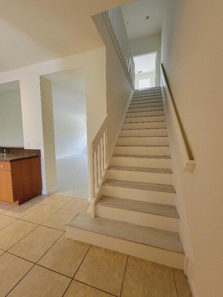 Building Photo - 221 Greenwich Cir