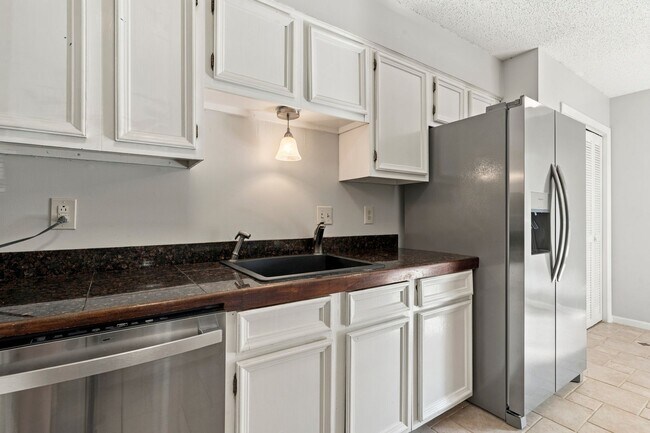 Building Photo - 4100 Five Oaks Dr