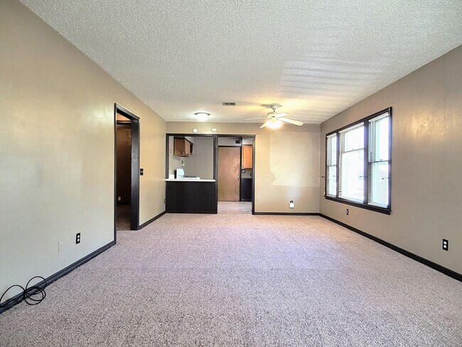 Building Photo - Quaint Home In El Reno