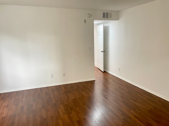 Building Photo - Beautiful 2 Bed/2 Bath with Hardwood Floors, Central Air Conditioning, Stainless Steel Appliances...