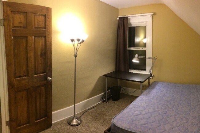 Bedroom 3 (Desk Chair & Mem Foam Not Shown) - 86 Winspear Ave