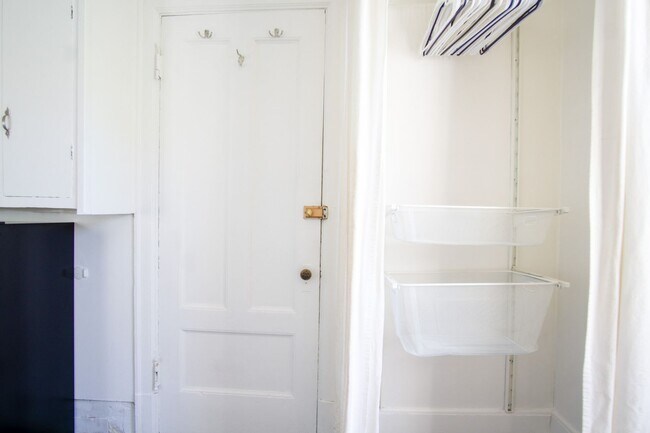 Building Photo - Flexible Leases! Corner Single Room in Dar...