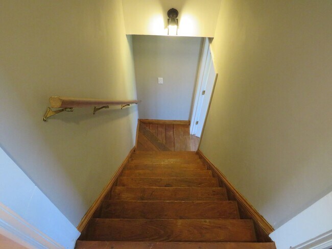 Building Photo - 3 Bedroom 2 Bath Home