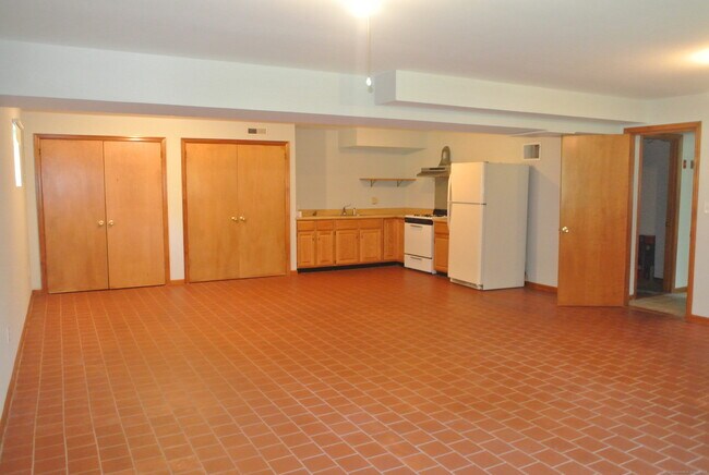 Building Photo - 302 Westwood Rd
