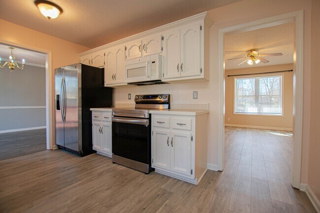 Building Photo - Pet Friendly Three Bedroom!