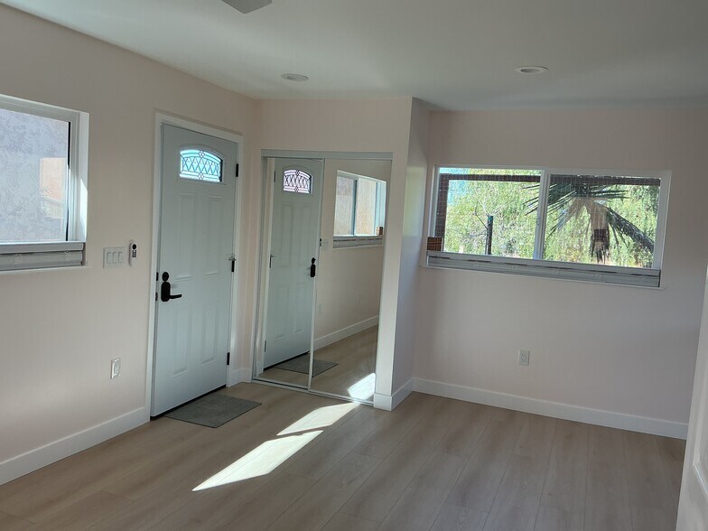 Building Photo - 5109 Dubois Dr