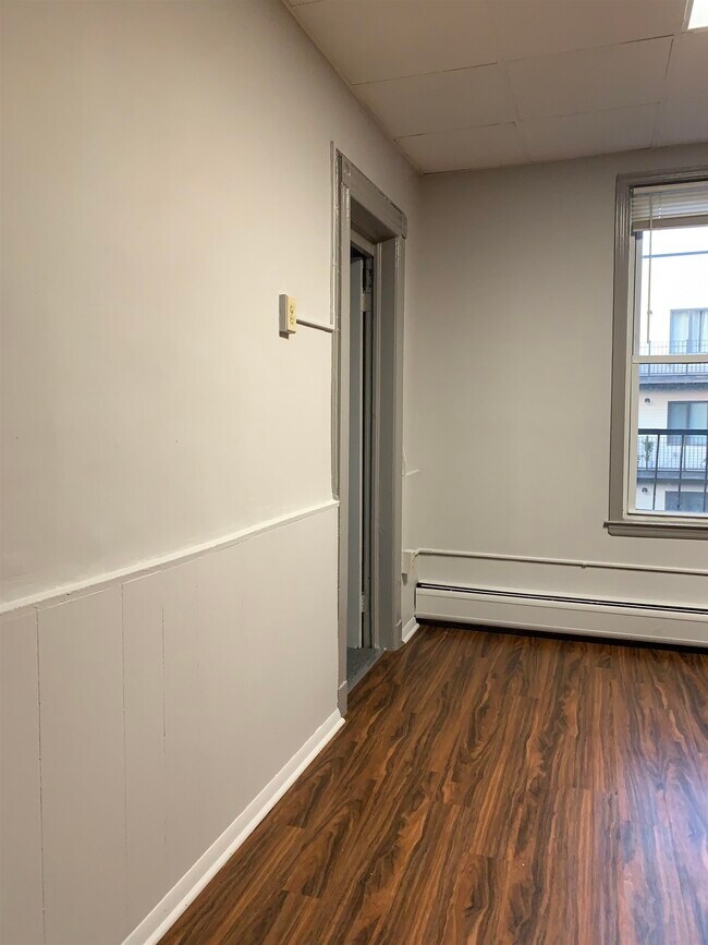 Building Photo - 210 Maple St