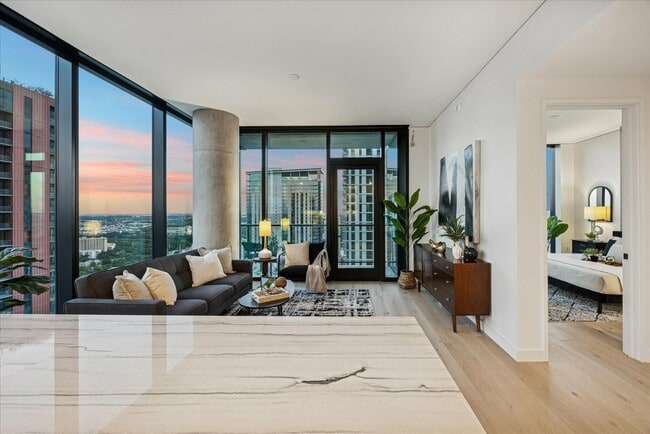 Building Photo - 610 Davis St