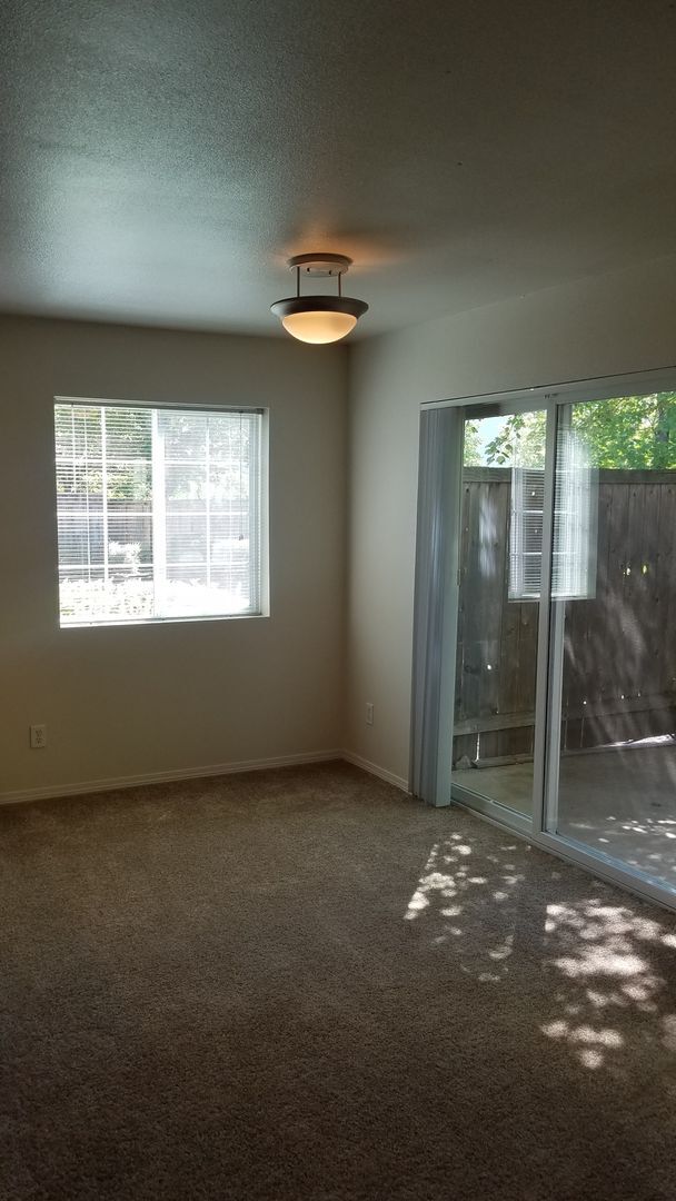 Interior Photo - 031-Pringle