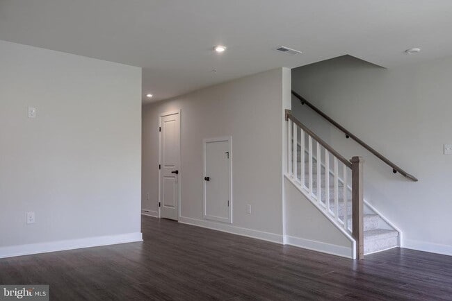 Building Photo - 6 Foxwood Dr